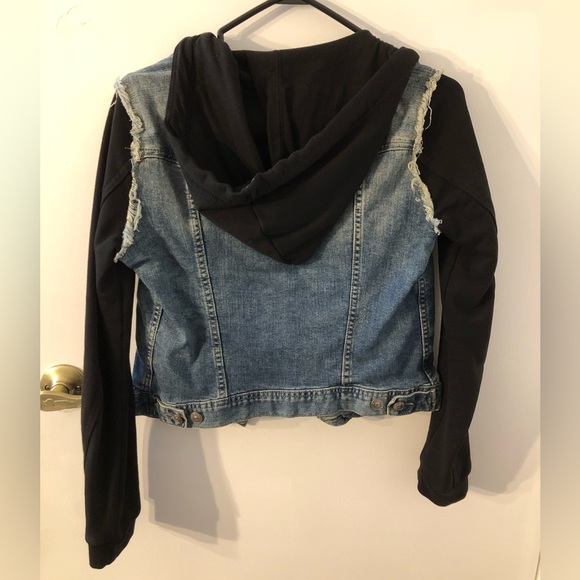 Cropped distressed denim jacket with black hoodie - Picture 3 of 6